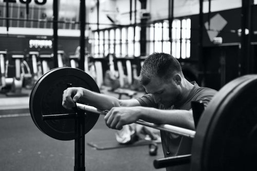 Strength training in a gym — five tips for overcoming a training plateau